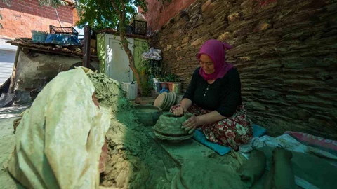 Manisa'da Kadınların Çömlek Üretimi