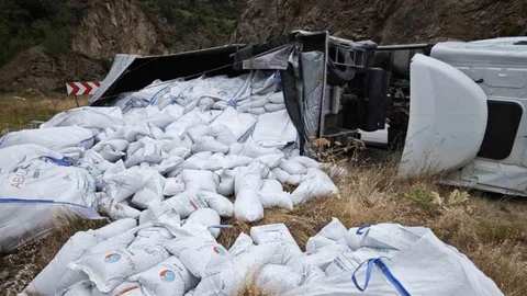 Gümüşhane'de Tır Devrildi, Sürücü Yaralandı