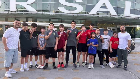 Manisa'da Güreşçiler Başarı Gösterdi