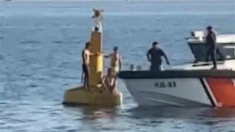 Kocaeli'nde Deniz Fenerine Çıkanlar Kurtarıldı