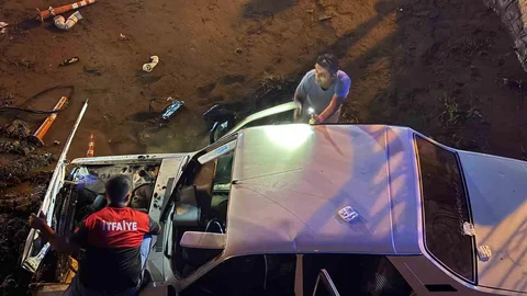 Osmaniye'de Köprüden Kanal Düşen Araçta Yaralılar Var