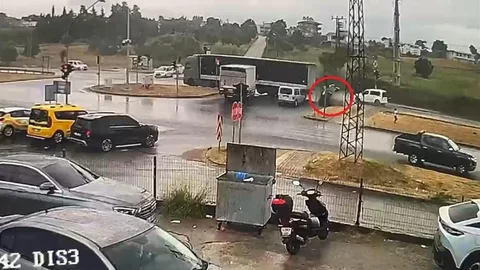 Antalya'da Trafik Kazası Anları Kamerada
