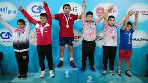 Kuşadası'ndan Minik Güreşçiler Şampiyona Başarısıyla Döndü