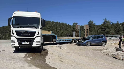 Kastamonu'da Tır ve Otomobil Çarpıştı
