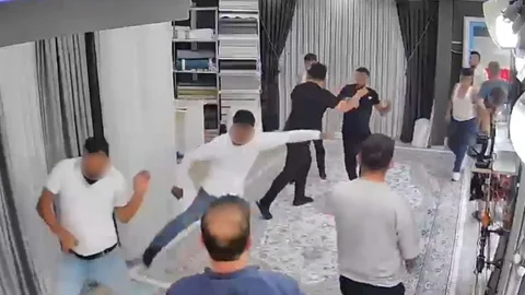 İstanbul'da Perde Dükkanında Sopa ve Bıçaklı Saldırı