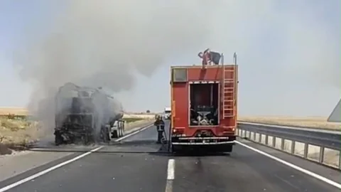 Mardin'de Seyir Halindeki Tanker Yandı