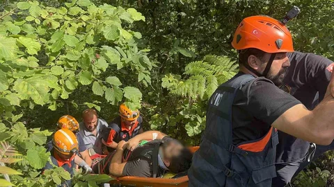 Rize'de Uçuruma Yuvarlanan İş Makinesi Operatörü Yaralandı