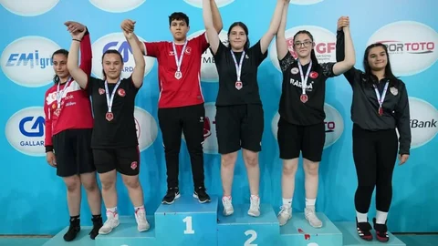 Kastamonulu Genç Güreşçi Yüsra Türkiye Üçüncüsü Oldu