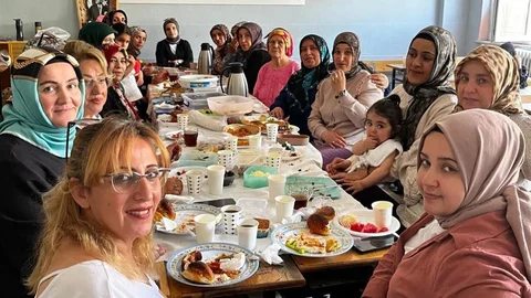 Burhaniye'de Kadınların Okuma Yazma Sevinci