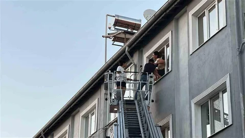 Burdur'da Üç Katlı Bina Yangını