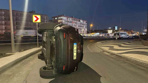 Bakırköy'de Otomobil Devrildi: 1 Yaralı