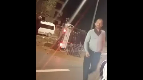 Kocahasanlı'da Araç Refüje Çarptı, Sürücü Sıkıştı