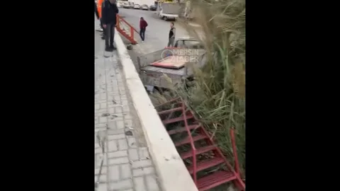 Aydıncık'ta Trafik Kazası: Park Halindeki Kamyonet Şarampole Uçtu