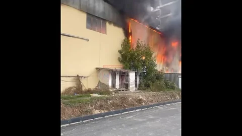 Mersin'de Narenciye Fabrikasında Yangın Kontrol Altına Alındı