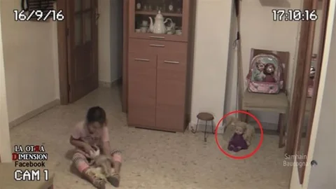 Kızı korkunca odalara kamera koyan baba, korkunç görüntüler kaydetti.