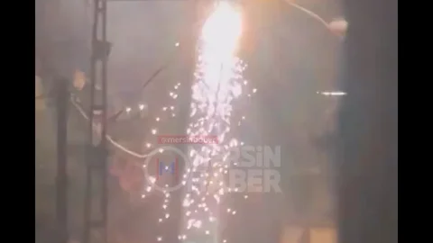 Toroslar’da Sokak Lambası Kıvılcım Saçtı, Araç Yanmaktan Kurtuldu