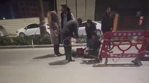 Tarsus’ta Motosiklet Kazası: Dubaya Çarpan Sürücü Yola Savruldu!