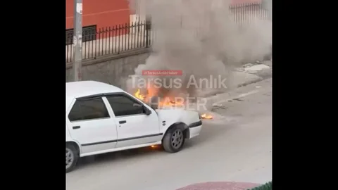 Tarsus'ta Otomobil Yangını Görüntülendi