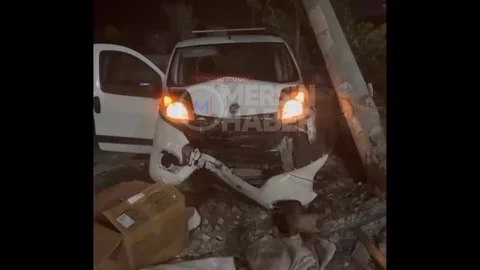 Mersin'de Ticari Araç Elektrik Direğine Saplandı