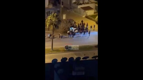 Otomobil Ağaç ve Direğe Çarptı, Sürücü Sıkıştı