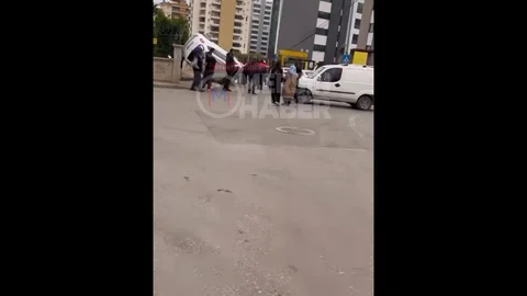 Toroslar'da Trafik Kazası: Araç Yan Yattı