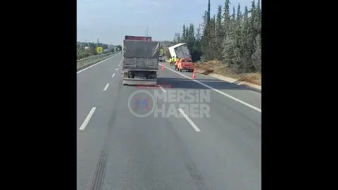 Mersin Otoyolunda TIR Yan Yatmaktan Kurtuldu