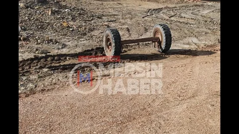 Silifke'de Otomobil Traktöre Çarptı: 1 Ağır Yaralı