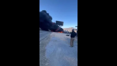 Mersin Silifke'de Lastik Dükkanı Yangını Görüntülendi