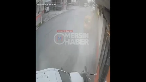 Balık Taşıyan Araç Duvara Çarptı: Mersin'de 2 Ağır Yaralı