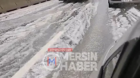 Anamur'da Dolu Nedeniyle Trafik Durdu