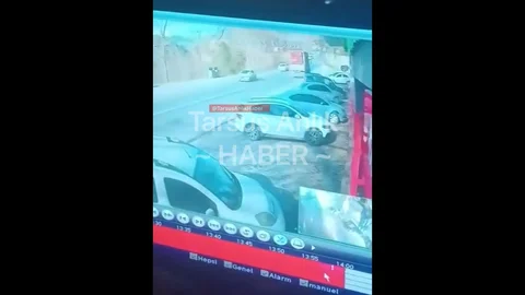Tarsus'ta Trafik Kazası: Hafif Ticari Araç Devrildi, 3 Yaralı