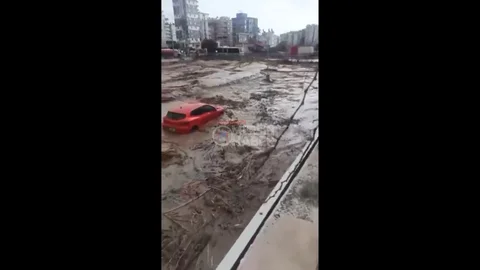 Mersin Mezitli'de Dere Taşkını Sonrası Araçlar Suyun İçinde Kaldı