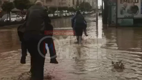 Mersin Mezitli'de Motokuryeler Selde Mahsur Kalanları Kurtardı