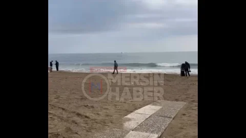 Mersin'de Yelkeni Kırılan Katamaran Kurtarıldı