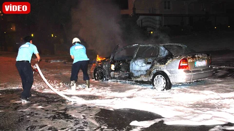 Tarsus’ta Seyir Halindeki Araç Yanarak Kullanılamaz Hale Geldi