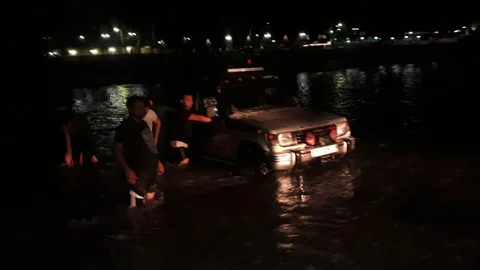 Mahsur Kalan Dört Kişiyi İtfaiye Ekipleri Kurtardı