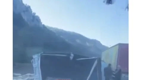 Otoyoldaki Kazada, Patates Yüklü Kamyonet İle TIR Çarpıştı