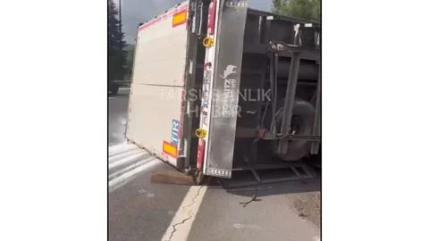 Tarsus Çamalan’da TIR Devrildi