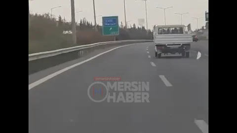 Mersin Otoyolunda Kamyonet Kasasından Uçanlar Trafikte Risk Oluşturdu