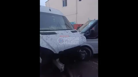 Minibüs Zincirleme Kazaya Karıştı