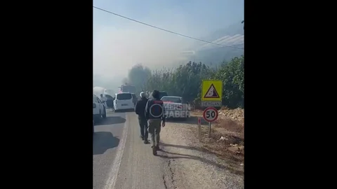 Mersin'de Yangın Nedeniyle Trafik Durduruldu