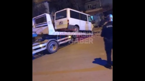 Minibüs Ev İçine Girdi
