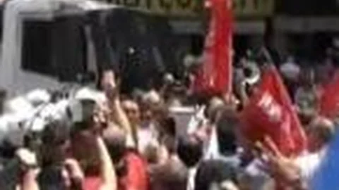 Mersin'deki Memur Eylemine Polis Mudahalesi 10 Yaralı