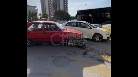 Tarsus'ta İki Araç Çarpıştı