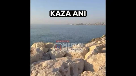 Mersin'de Sahil Yolunda Kaza Anı Görüntülendi