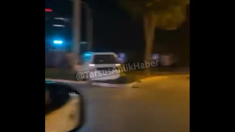 Tarsus'ta Elektrik Direğine Çarpan Araç Kazası