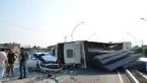 Mersin'de Demir Yüklü Kamyon Dehşet Saçtı