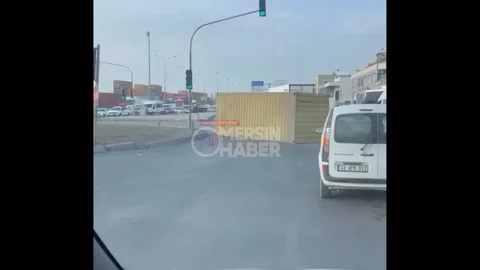 D400 Karayolu'nda TIR'dan Düşen Konteyner Olayı