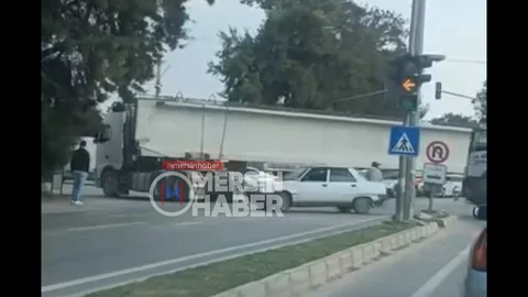 Mersin Erdemli'de TIR Kazası Trafiği Durma Noktasına Getirdi