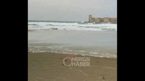 Kızkalesi'nde Şiddetli Rüzgarın Etkisiyle Plaj Su Altında Kaldı